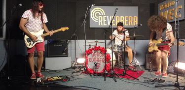 Beach combers com sua formação de guitarra, baixo e bateria nos estúdios da Rádio MEC