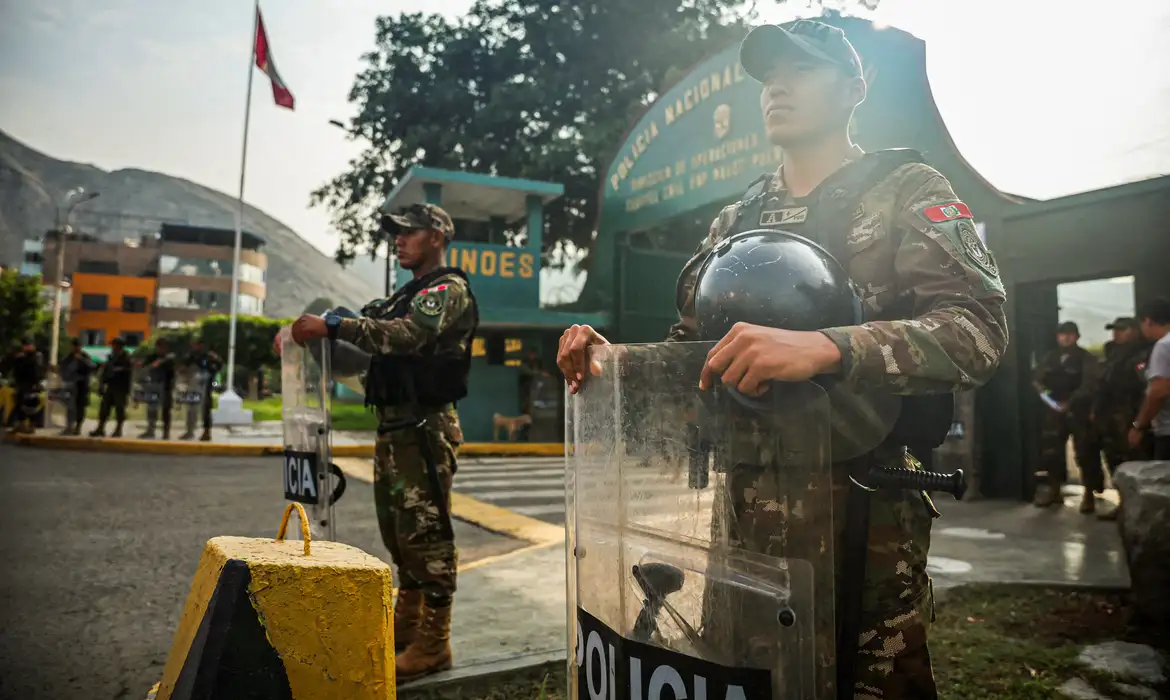 Law enforcement officers stand guard outside the penitentiary center where Peru's former President Pedro Castillo is held, on the day of the beginning of his oral trial on charges of rebellion and other offenses against the state, in Lima, Peru March 4, 2025. REUTERS/Sebastian Castaneda