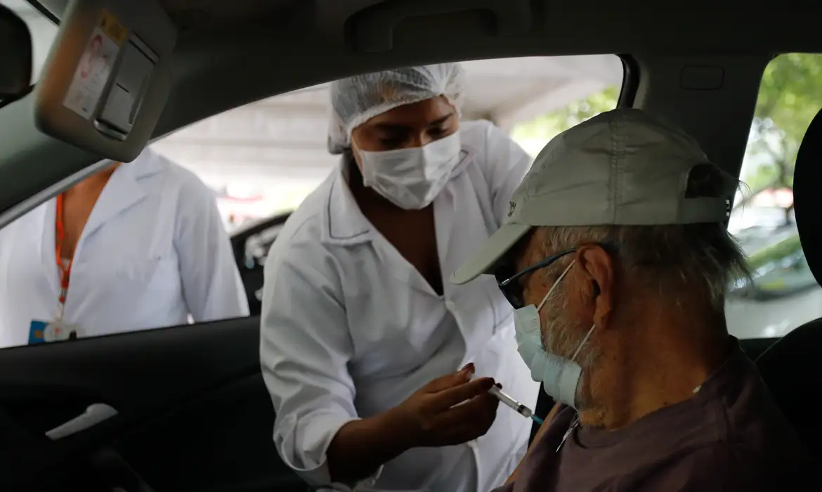 Vacinação drive thru na Universidade Estadual do Rio de Janeiro (UERJ), zona norte do Rio. A cidade do Rio de Janeiro retoma hoje (25) sua campanha de aplicação da primeira dose da vacina contra a covid-19 em idosos da população em geral.
