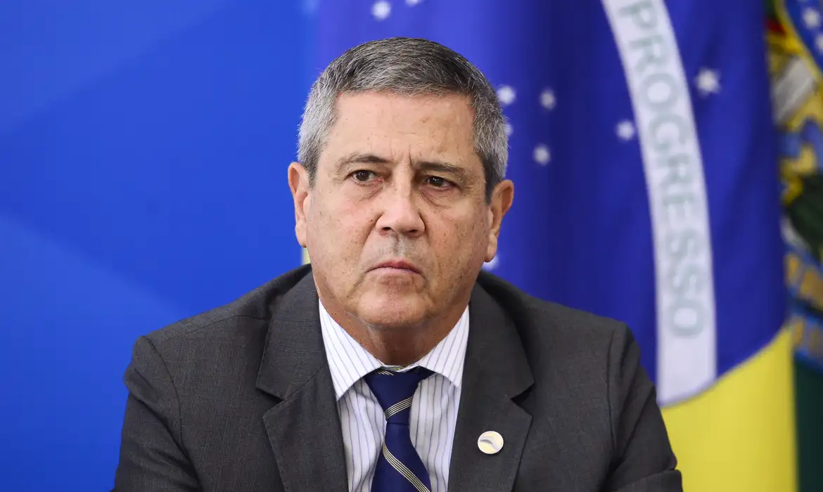 Marcelo Camargo/Agência Brasil O ministro da Casa Civil, Braga Netto, e o presidente Jair Bolsonaro durante pronunciamento sobre preço dos combustíveis e a política de reajustes adotada pela Petrobras.