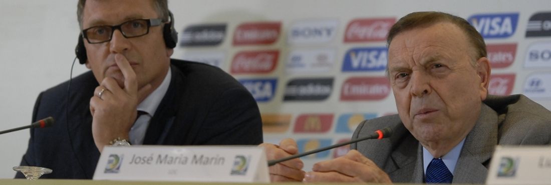 Rio de Janeiro - O secretário-geral da FIFA, Jérôme Valcke, e o presidente do Comitê Organizador Local (COL), José Maria Marin, durante lançamento do poster oficial da Copa de 2014, que foi apresentado pelos embaixadores do evento.