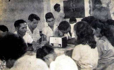 Rádio Escola 3  - Alunos de escola radiofônica. Fonte: Livro de Tombo. Figuras diversas, 1968-1975. Bragança: Tribunal de Contas da Cúria da Diocese de Bragança, s.d.