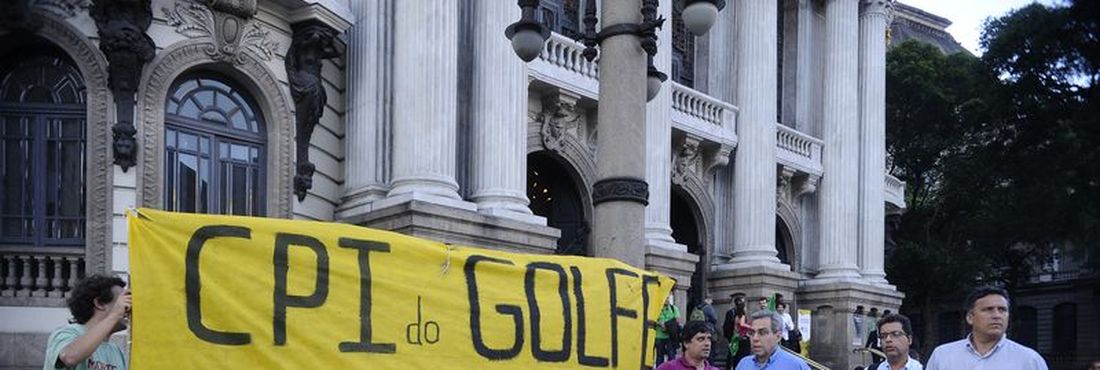 Atletas protestam por um legado olímpico em benefício da população, contra a construção de um novo velódromo e de um campo de golfe em área de preservação ambiental