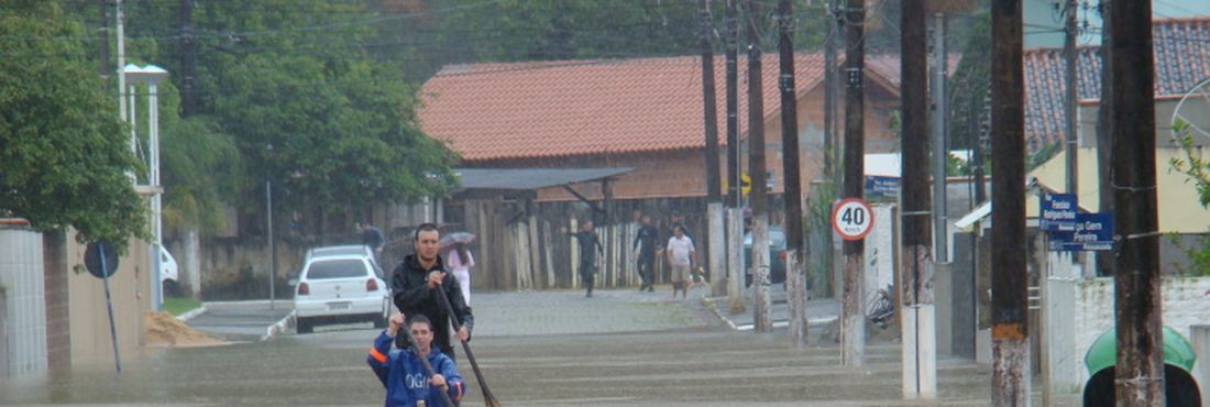 Chuvas e ventos fortes causam estragos na região sul Enchente em Santa Catarina, 2008