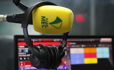 Equipamentos da Rádio MEC nos estúdios da Empresa Brasil de Comunicação - EBC, no Rio de Janeiro