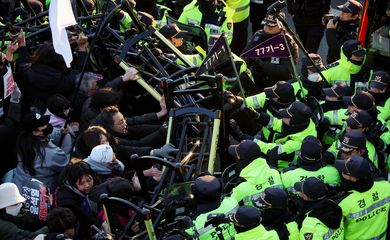 Manifestantes contrários ao presidente afastado da Coreia do Sul Yoon Suk Yeol entram em confronto com a polícia em Seul
03/01/2025 REUTERS/Kim Hong-Ji