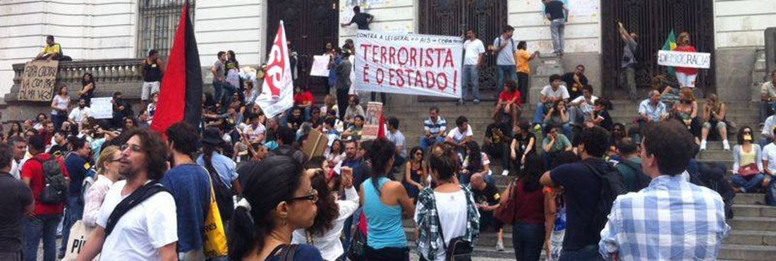 Manifestantes voltam a ocupar escadaria da Câmara Municipal do Rio