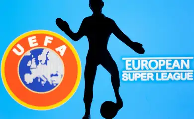 Figura em metal de jogador de futebol em frente ao logo da Uefa e dos dizeres 