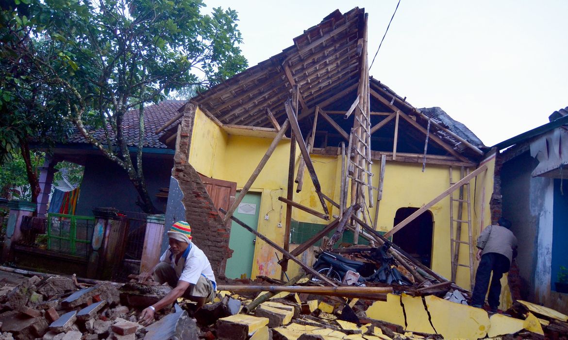Tasikmalaya (Indonésia) - Terremoto de magnitude 6,5 graus causa pelo menos duas mortes e destrói residências e edifícios na Indonésia (EFE/Direitos reservados)