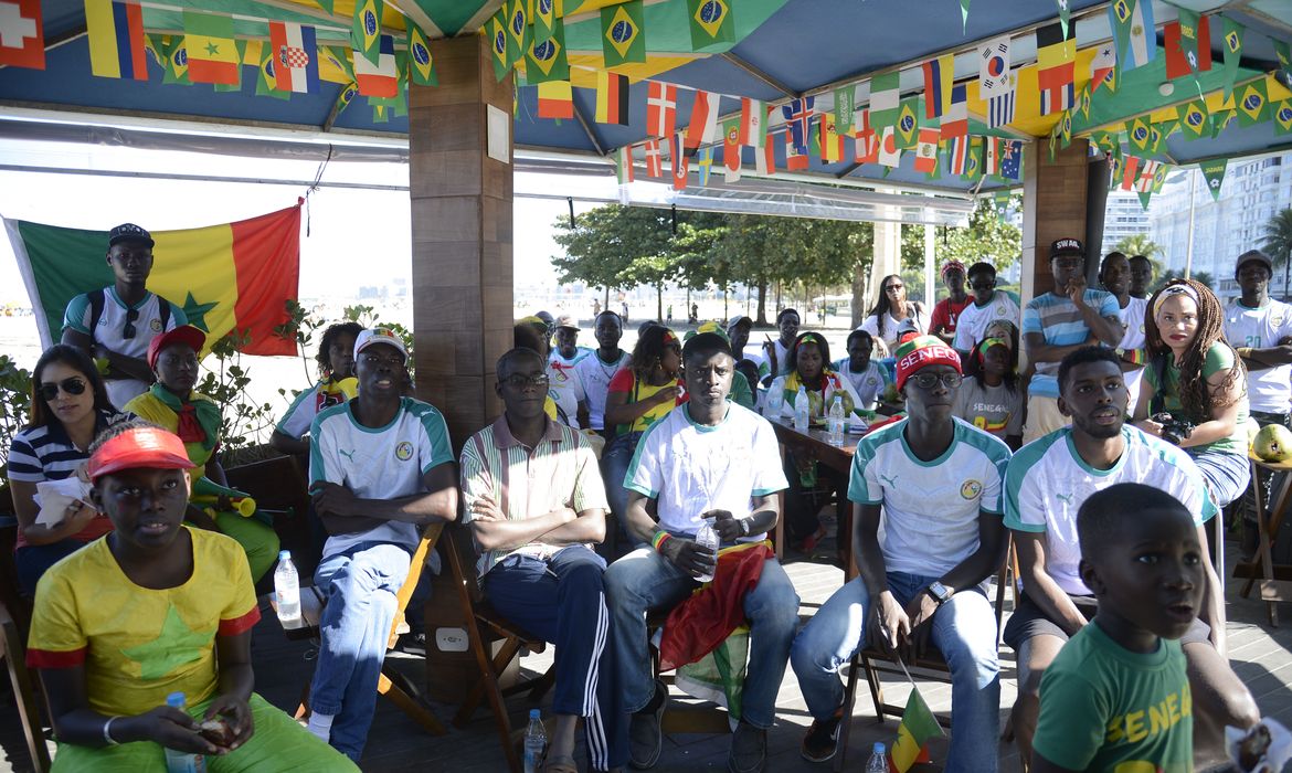  Senegaleses se reúnem na praia de Copacabana para torcer por sua seleção na partida entre Senegal e Japão, Copa do Mundo na Rússia.