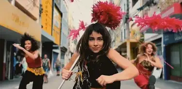 Flaira Ferro, cantora, no clipe de Afeto Radical