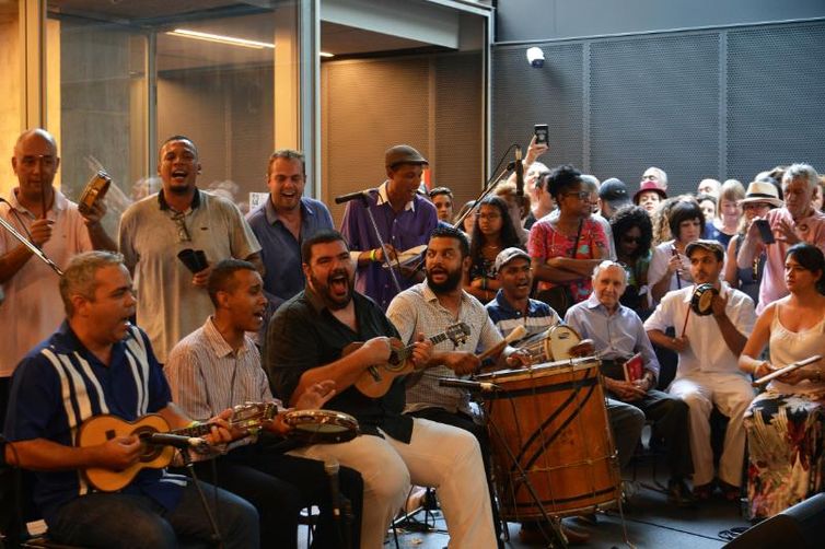 Sambistas lançam livro Primeiras Lições de Samba, do Tinhorão