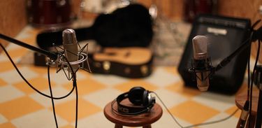 Pequeno estúdio com microfone e violão