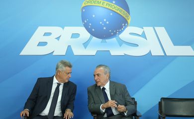 Brasília - O governador Rodrigo Rollemberg e o presidente Michel Temer durante a autorização da licitação para captação de água do Lago Paranoá (Valter Campanato/Agência Brasil)