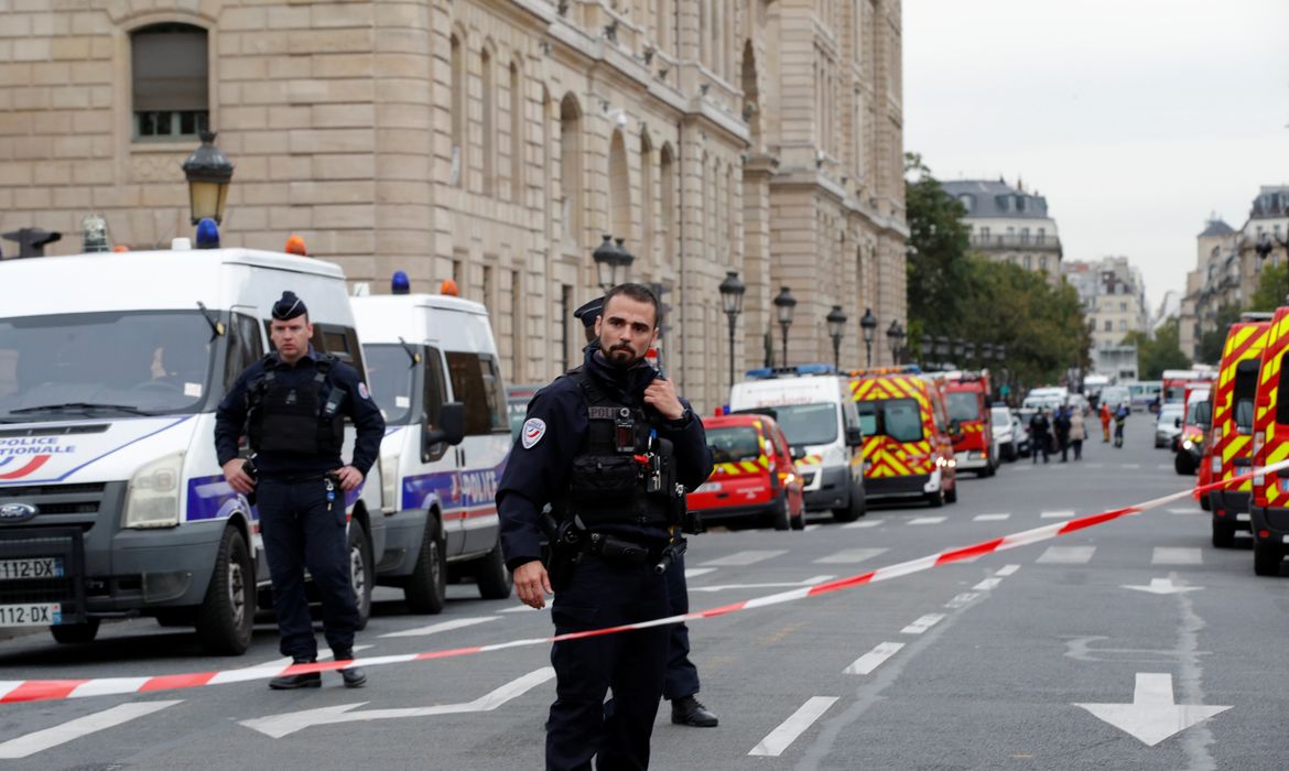 A polícia francesa protege a área em frente à sede da Polícia de Paris em Paris, França, em 3 de outubro de 2019. REUTERS / Philippe Wojazer