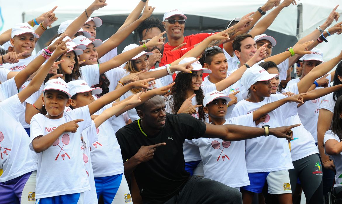 Considerado o homem mais rápido mundo, o velocista jamaicano Usain Bolt, participou de uma corrida recreativa com cerca de 100 crianças do projeto Atleta do Futuro, do Sesi, na Praia do Leme (Tânia Rêgo/Agência Brasil)