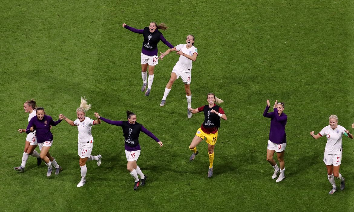 Jogadoras da Inglaterra comemoram vitória sobre a Noruega na Copa do Mundo de Futebol Feminino