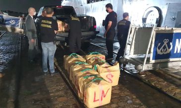 Polícia Federal Natal/RN - A Polícia Federal, em atuação conjunta com a Marinha do Brasil e, em cooperação com autoridades estrangeiras, interceptou, na madrugada do último domingo, 26/9, a cerca de 180 quilômetros do arquipélago de Fernando de Noronha (PE), o