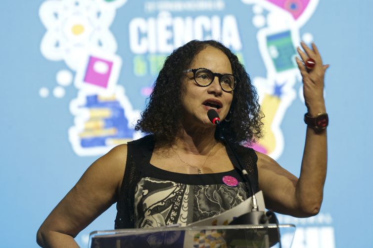 Brasilia (DF), 17/10/2023 - la Ministra de Ciencia y Tecnología, Luciana Santos, durante la ceremonia de apertura de la 20ª Semana Nacional de Ciencia y Tecnología (SNCT) y de la 3ª Semana Nacional de Educación Profesional y Tecnológica en la Convención Centro Ulises Guimarães.  Foto: Marcelo Camargo/Agência Brasil