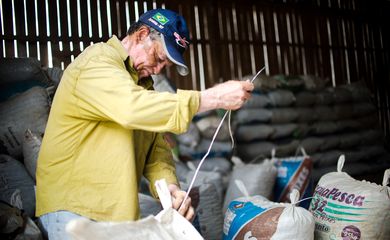 Trabalhador da Cooperativa do Vale do Amanhecer costura sacos que armazenam as castanhas colhidas na reserva legal comunitária do assentamento (Marcelo Camargo/Agência Brasil)