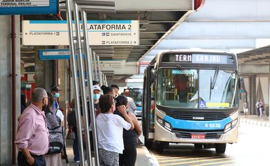 Movimento de usuários do transporte público no terminal de ônibus do Grajaú.