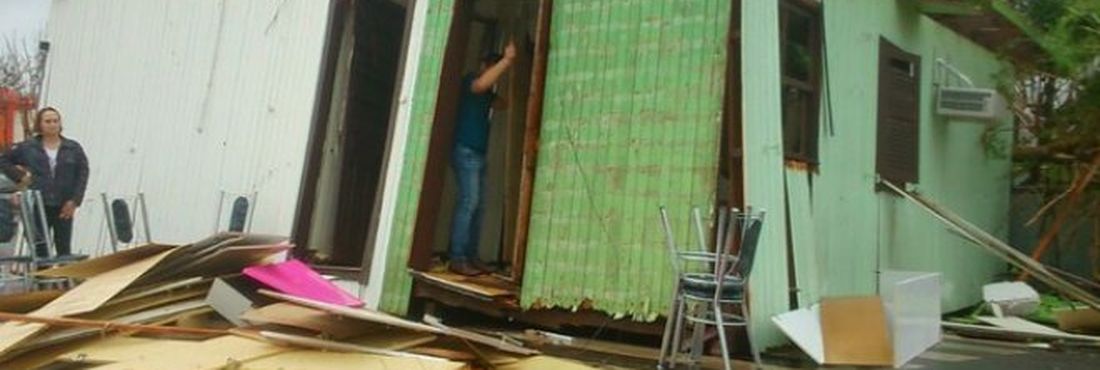 Casa é destruída após tornado em Xanxerê