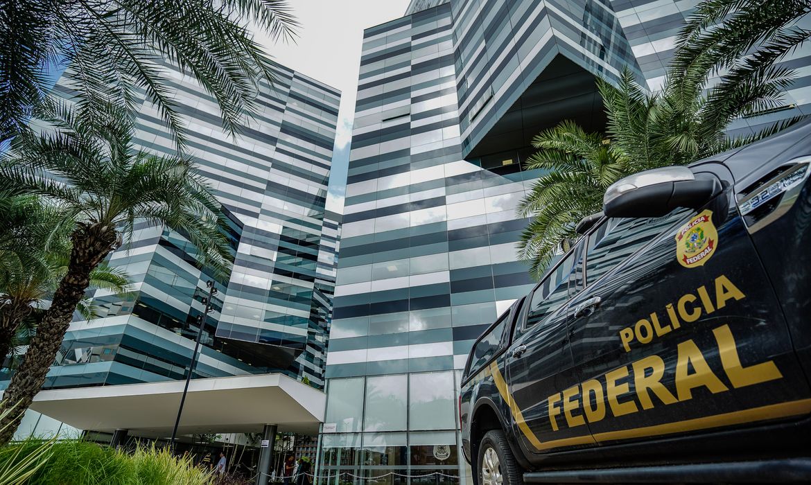 PF investiga desvio de verbas para livros didáticos no Ceará