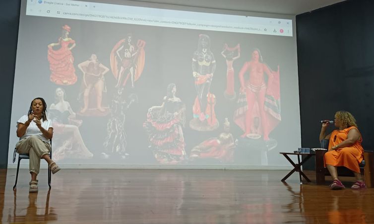 São Paulo (SP), 27/03/2026 - Musicista Ayô Tupinambá (à dir.) fala sobre seu álbum Exú-Mulher na exposição “Padê – sentinela à porta da memória”, no Museu Afro. Foto: Letycia Bond/Agência Brasil