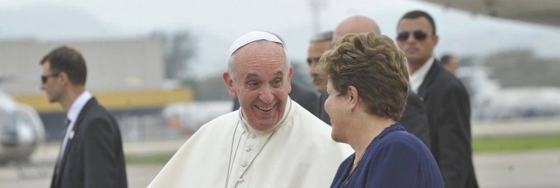 A presidenta Dilma Rousseff recebe o papa Francisco na Base Aérea do Galeão, para sua primeira visita ao Brasil. Ele participará, a partir de amanhã, da Jornada Mundial da Juventude (JMJ)