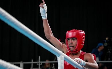 O brasileiro Luiz Oliveira (de vermelho) luta com o tailandês Sarawut Sukthet, na categoria até 52kg do boxe nos Jogos Olímpicos da Juventude Buenos Aires 2018.
