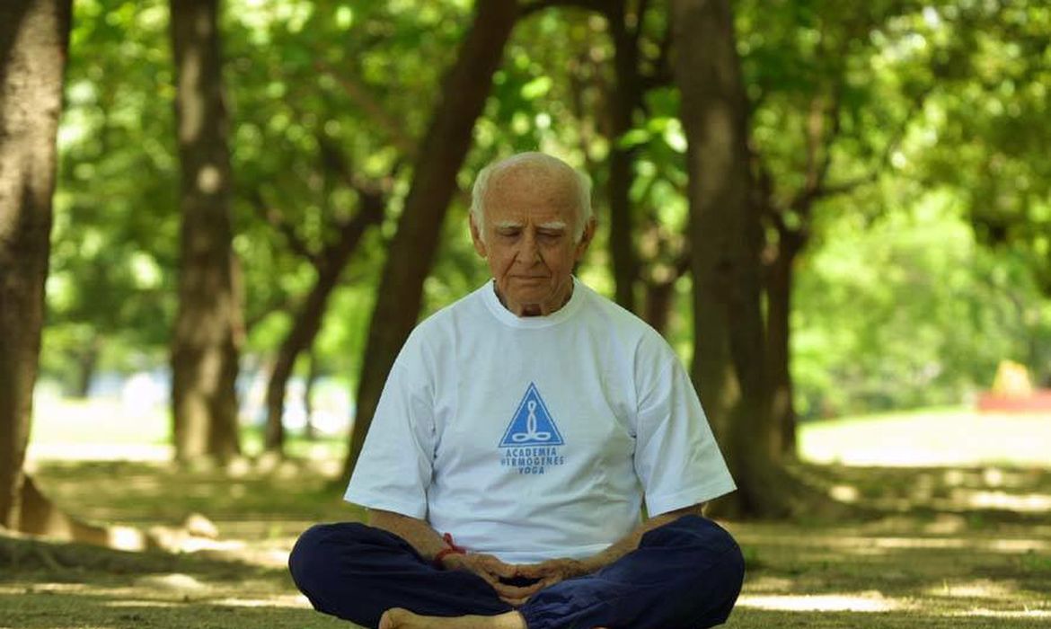 Pioneiro da yoga no Brasil, professor Hermógenes