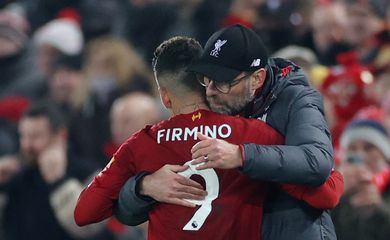 Técnico do Liverpool, Juergen Klopp, abraça atacante Roberto Firmino durante partida contra o Manchester United pelo Campeonato Inglês
