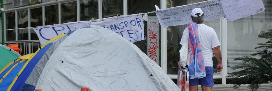 Manifestantes acampam em frente à casa de Sérgio Cabral, governador do Rio
