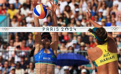 Paris 2024 Olympics - Beach Volleyball - Women's Round of 16 Match - Brazil vs Australia (Carol/Barbara vs Mariafe/Clancy) - Eiffel Tower Stadium, Paris, France - August 04, 2024. Carolina Solberg Salgado of Brazil in action against Mariafe Artacho del Solar of Australia. Reuters/Esa Alexander/Proibida reprodução