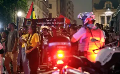 São Paulo (SP) 21/03/2025 - Dia Internacional pela Eliminação da Discriminação Racial, a Frente Povo Negro Vivo, composta por mais de 100 organizações da sociedade civil, participa de  ato público no Largo São Francisco, em frente à Faculdade de Direito da USP, no Centro de São Paulo. O evento tem como objetivo denunciar a violência policial e de Estado que atinge, de forma desproporcional, a população negra e periférica no Brasil, além de reivindicar o impeachment do governador Tarcísio de Freitas e do secretário de Segurança Pública, Guilherme Derrite.
 Foto: Paulo Pinto/Agencia Brasil