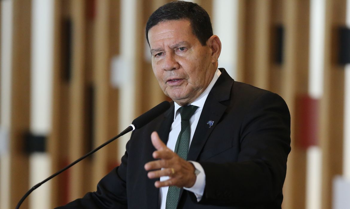 O vice-presidente da República e presidente do Conselho Nacional da Amazônia Legal, Hamilton Mourão, fala à imprensa, após a terceira reunião do colegiado, no Palácio Itamaraty em Brasília