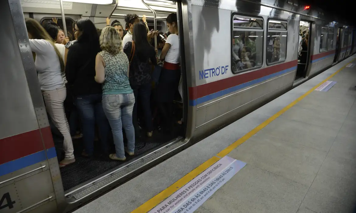 O metrô da cidade já conta com um vagão exclusivo para mulheres. Conhecido como Vagão Rosa, a maioria das usuárias disse se sentir mais segura contra abuso sexuais.