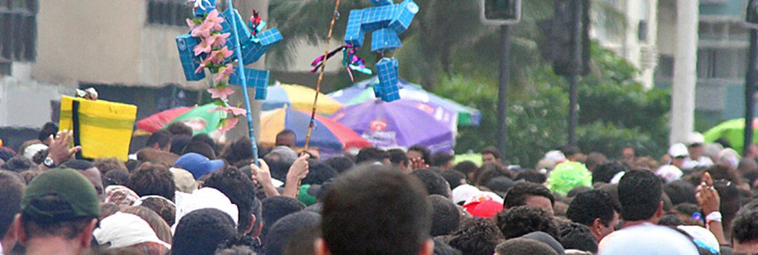 Entre as atrações, está o tradicional desfile do Monobloco, que em 2013 reuniu meio milhão de foliões no Centro do Rio