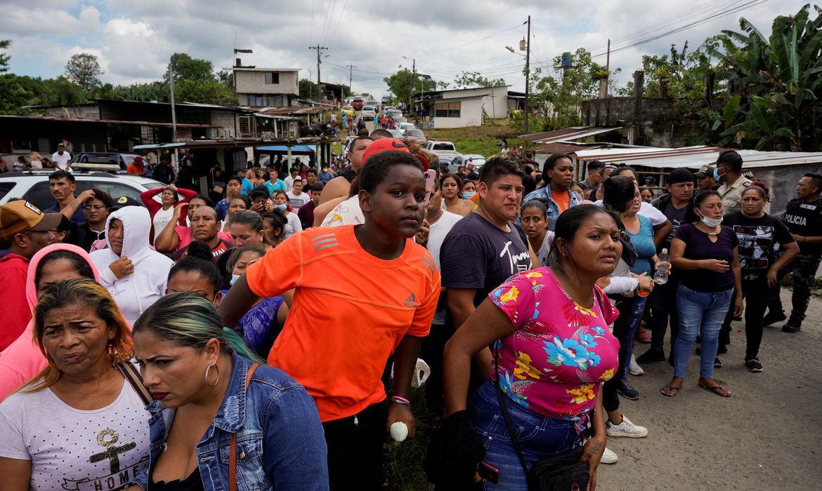 Familiares de presos do lado de fora da prisão de Santo Domingo de los Tsáchilas, no Equador.
