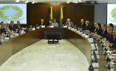 Brasília - A presidenta Dilma Rousseff promove a primeira reunião ministerial com os 31 ministros (Valter Campanato/Agência Brasil)