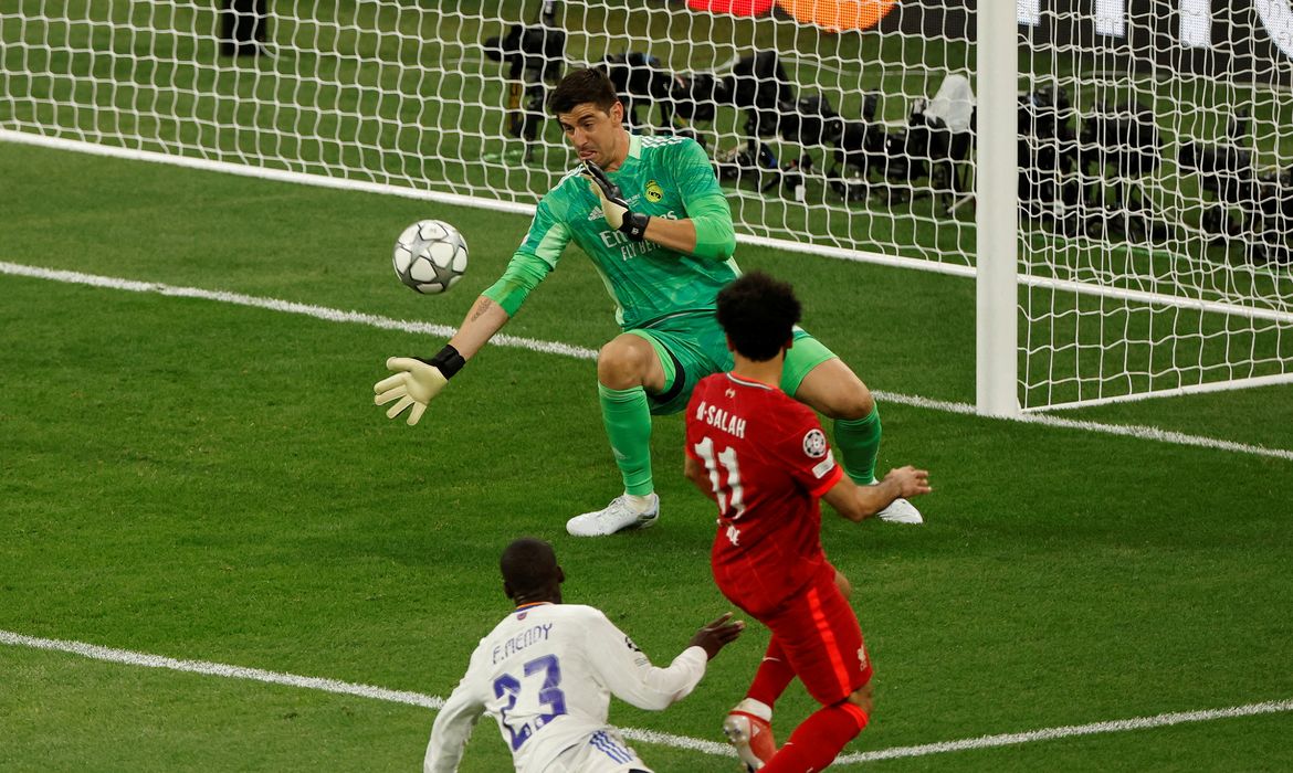 Courtois faz importante defesa contra o Liverpool na final da Champions League