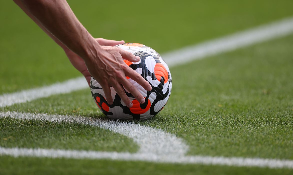 Jogador posiciona bola para cobrança de escanteio em partida da Premier League -  campeonato inglês