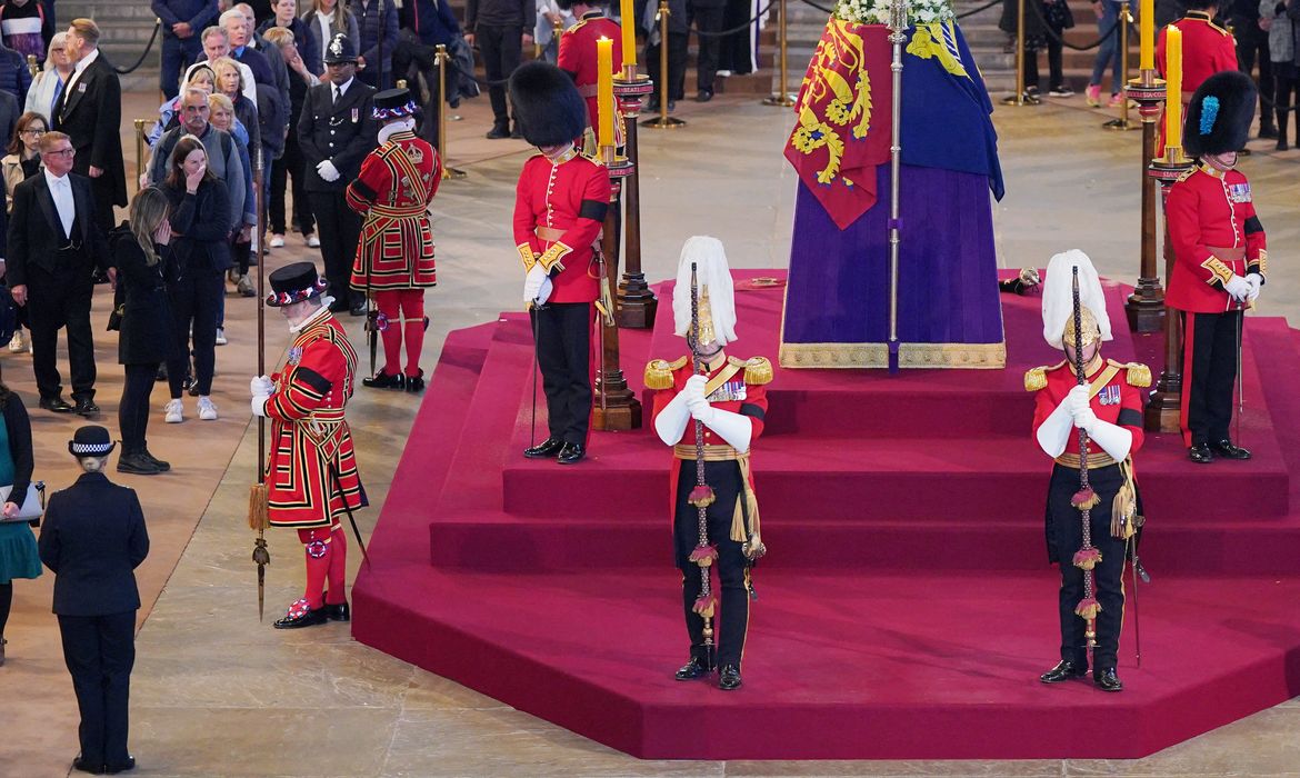 Velório da rainha Elizabeth no Parlamento britânico