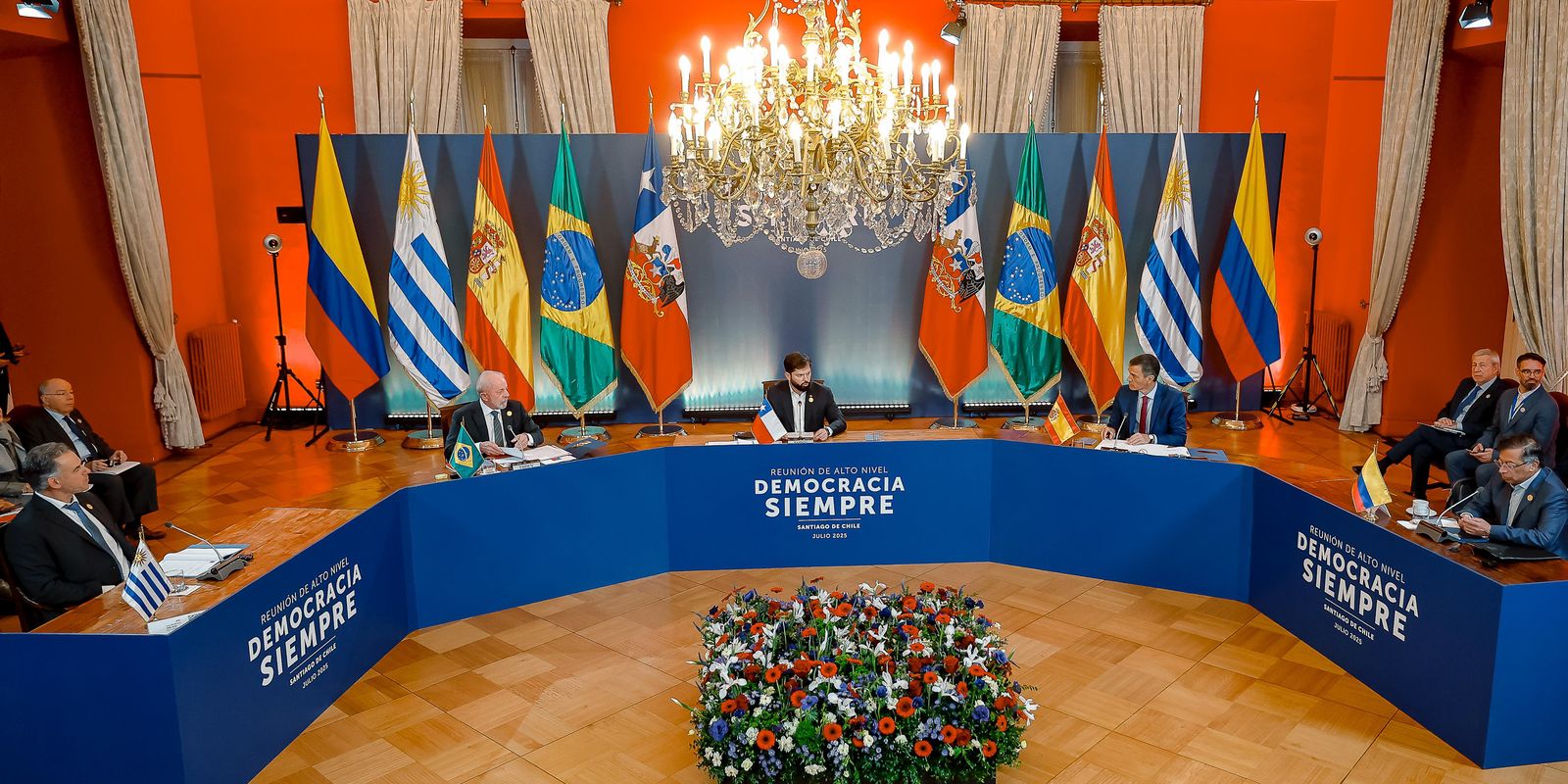 No Chile, Lula defende democracia, fala tanto nisso, será que ele sabe o que é?