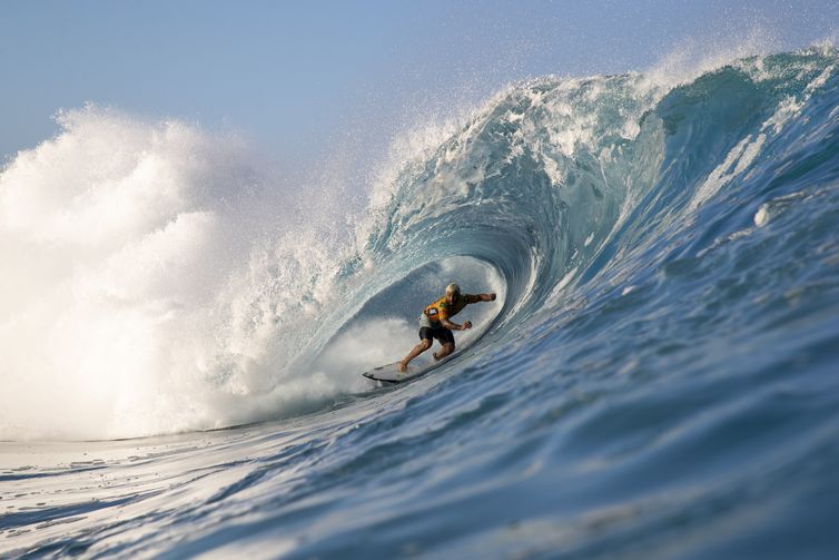 OAHU, UNITED STATES - DECEMBER 11: Italo Ferreira of Brazil advances to Round 4 of the 2019 Billabong Pipe Masters after winning Heat 1 of Round 3 at Pipeline on December 11, 2019 in Oahu, United States. (Photo by Tony Heff/WSL via Getty Images)