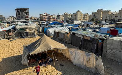 Displaced Palestinians, who fled their house due to Israel's military offensive, shelter in a tent, in Rafah, in the southern Gaza Strip May 13, 2024. REUTERS/Mohammed Salem