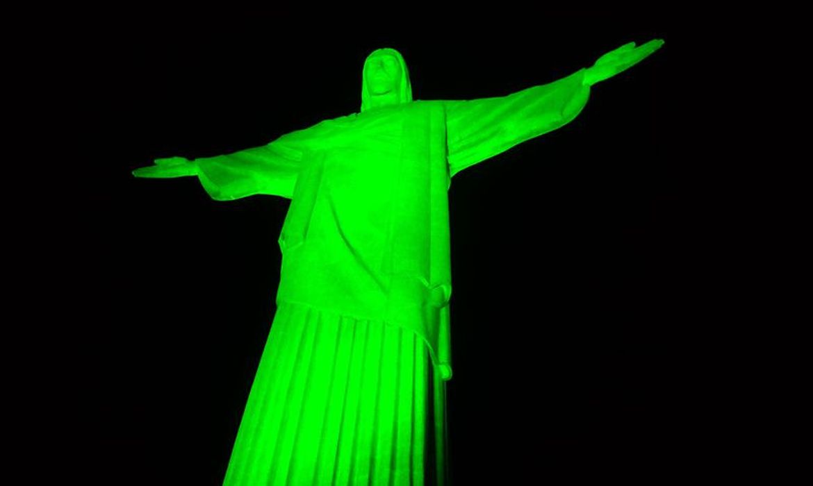 Cristo Redentor é iluminado de verde para comemorar o Dia Nacional de Combate ao Glaucoma 