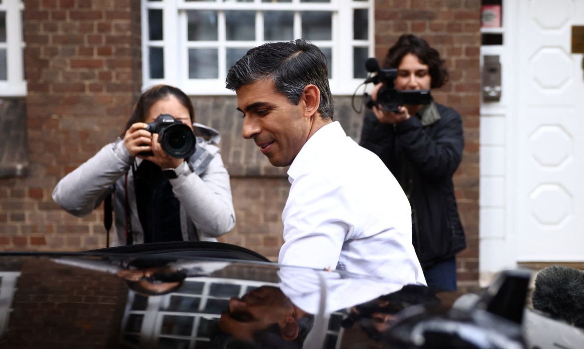 Britain's Conservative MP Rishi Sunak leaves his campaign headquarters in London