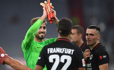 Jogadores do Eintracht Frankfurt comemoram vitória sobre o Bayern de Munique - alemão