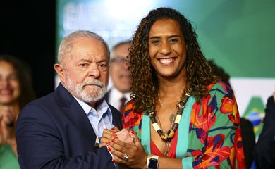 O presidente eleito, Luiz Inácio Lula da Silva, e a futura ministra da Igualdade Racial, Anielle Franco, durante anúncio de novos ministros que comporão o governo.